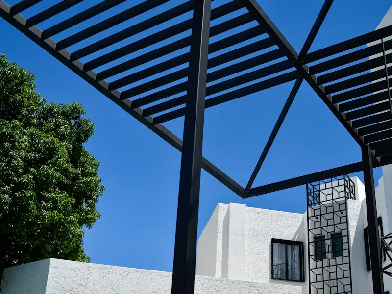 Modern siyah pergola yapısı