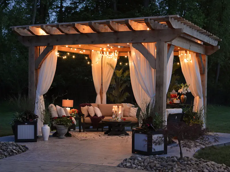 Akşam ışıklarıyla aydınlatılmış perdeli pergola